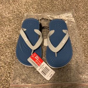 NWT boys under armour blue flip flops